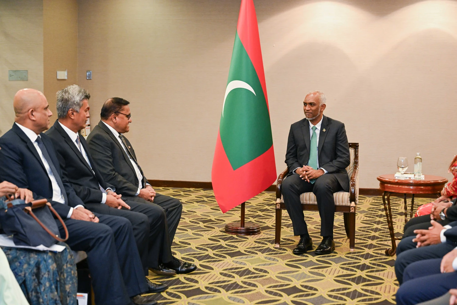 Image for ރައީސްގެ އަރިހަށް ލަންކާގެ ފޮރިން މިނިސްޓަރު އިހުތިރާމުގެ ޒިޔާރަތެއް ކުރައްވައިފި service