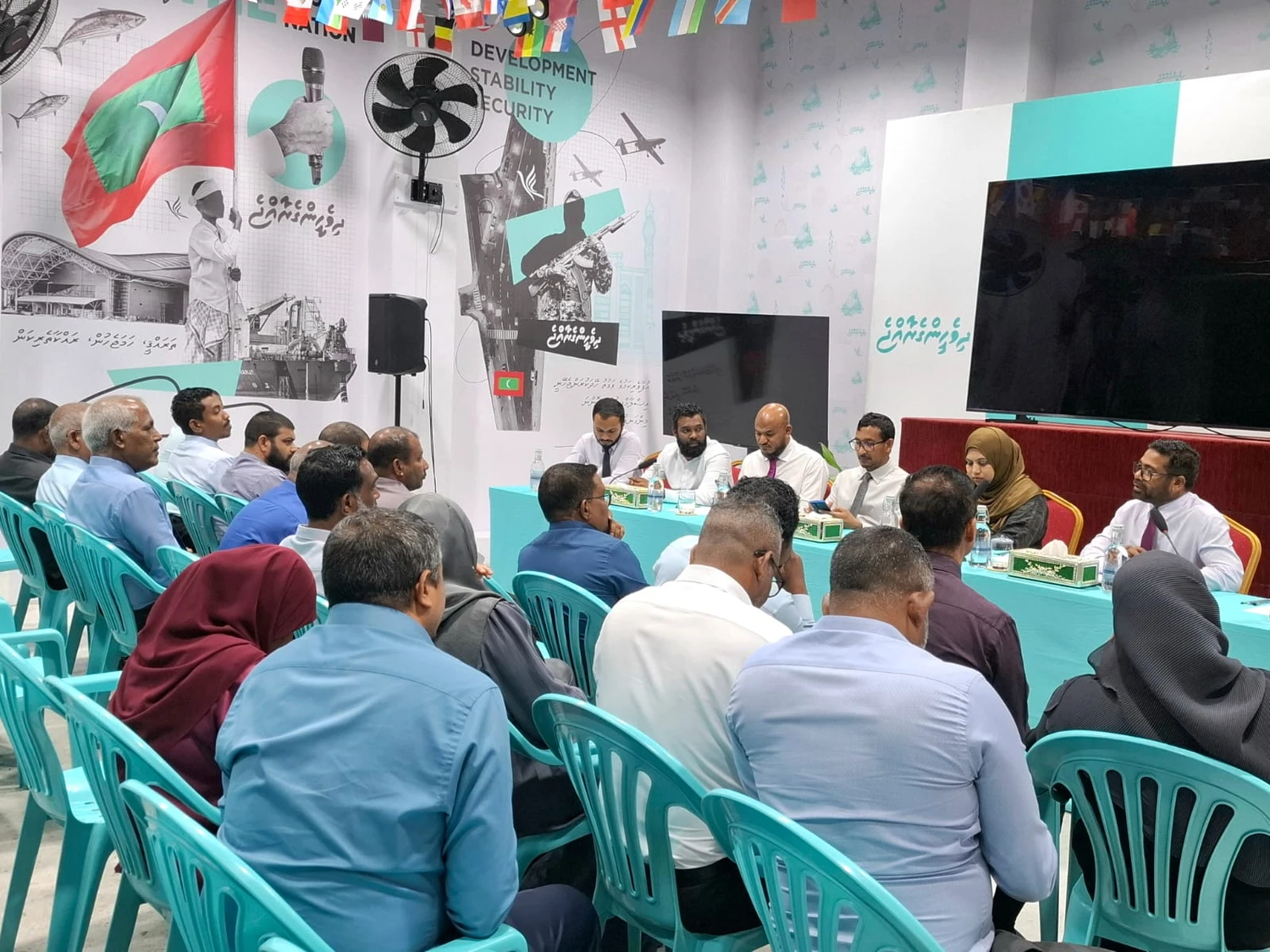 Image for ޕީއެންސީގެ ދާއިރާތަކުގެ އިންތިހާބުގެ އޮފިޝަލުންނާ ޕާޓީގެ ލީޑަރޝިޕުން ބައްދަލުކުރައްވައިފި service