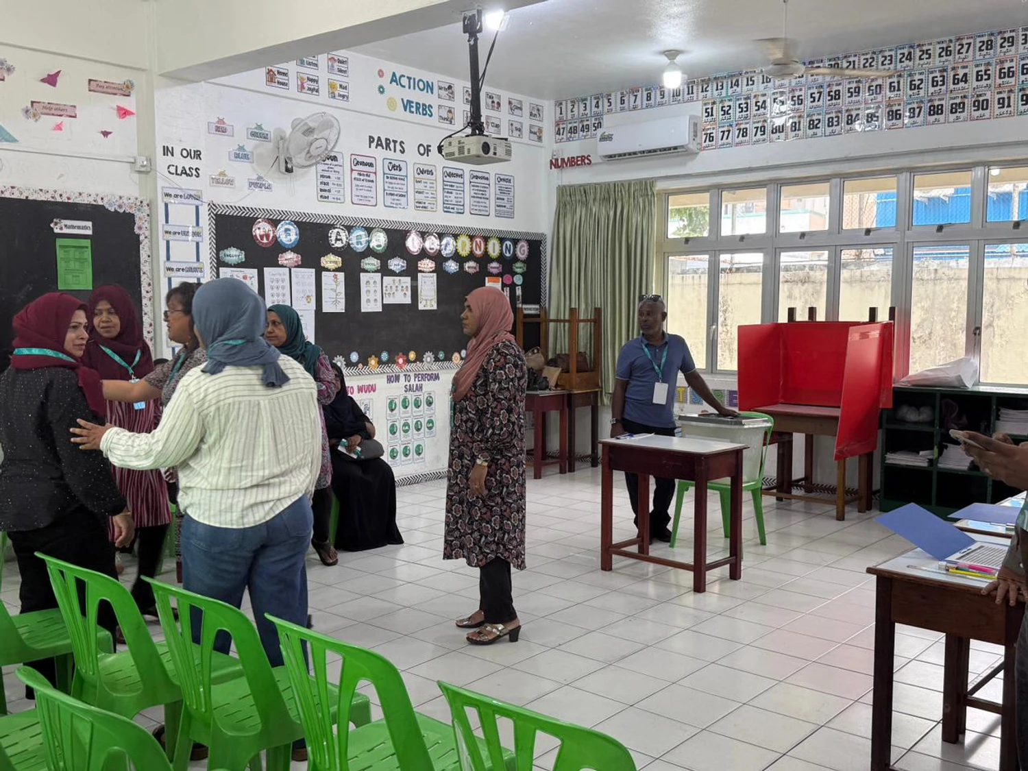 Image for އައްޑޫ ހިތަދޫ އުތުރު ދާއިރާގެ ބައި-އިލެކްޝަން ޕްރައިމަރީ ކާމިޔާބުކަމާއެކު ކުރިއަށްގެންގޮސްފި  service